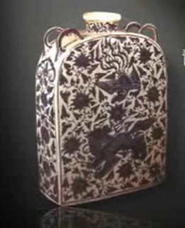 青花凤凰海马纹扁壶